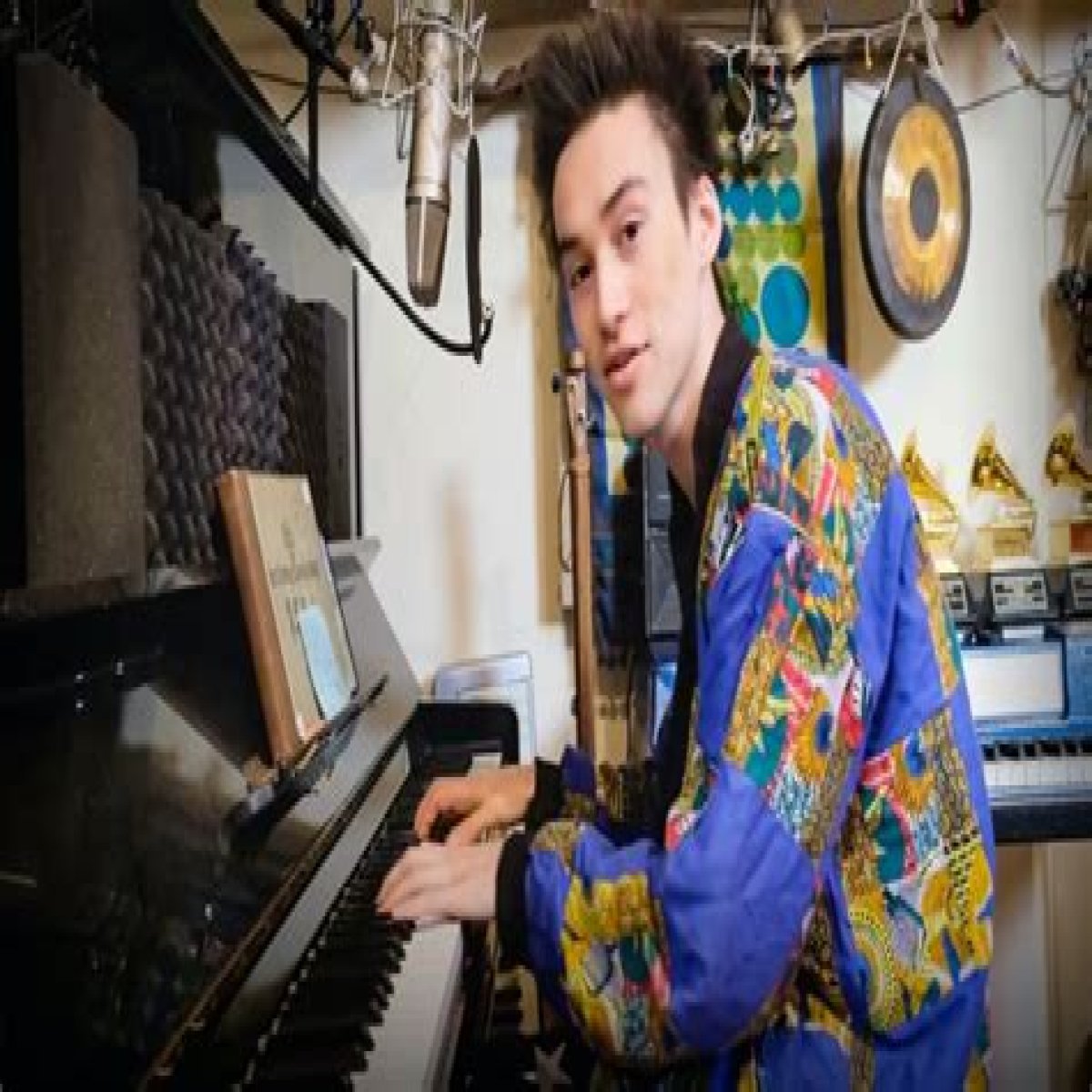 Jacob Collier - Bio, Age, Net Worth, Height, Single, Nationality, Body Measurement, Career