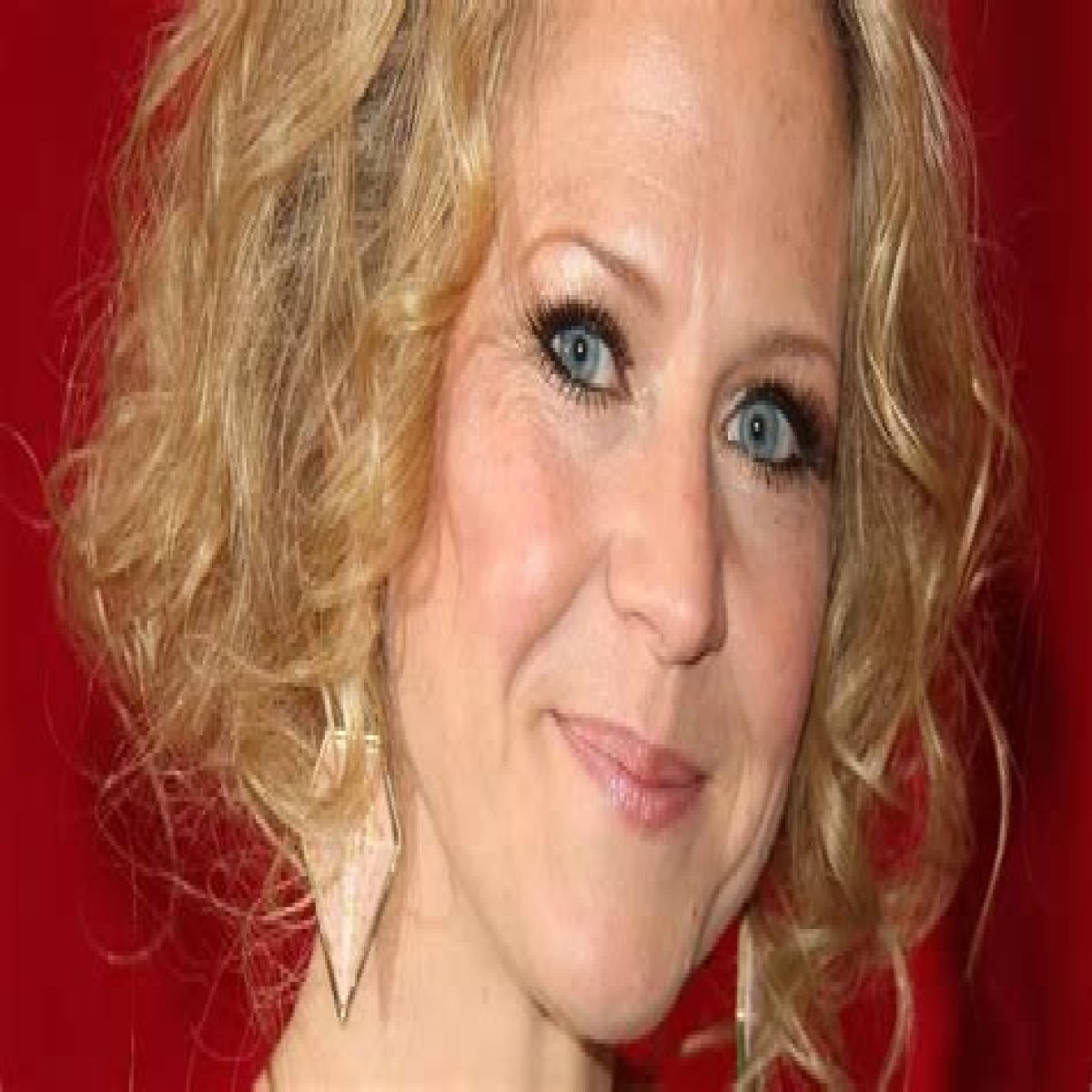 Kellie Bright Announces Pregnancy - CelebMix